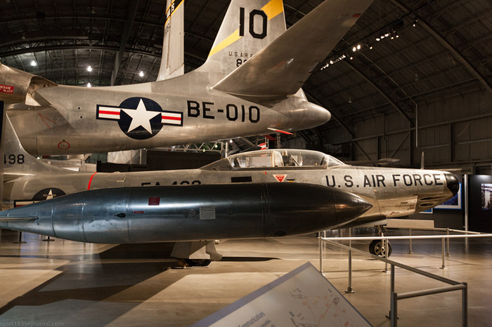 B-45 có chiều dài 22,9 m, sải cánh 27,1 m và trọng lượng cất cánh tối đa 50.000 kg. Máy bay trang bị 4 động cơ General Electric J47-GE-13 turbo phản lực lực đẩy 25 kN mỗi động cơ cho phép nó đạt tốc độ tối đa 920 km/h, tầm hoạt động 1.600 km và trần bay 14.100 m. B-45 có chiều dài 22,9 m, sải cánh 27,1 m và trọng lượng cất cánh tối đa 50.000 kg. Máy bay trang bị 4 động cơ General Electric J47-GE-13 turbo phản lực lực đẩy 25 kN mỗi động cơ cho phép nó đạt tốc độ tối đa 920 km/h, tầm hoạt động 1.600 km và trần bay 14.100 m.