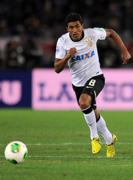 5. Paulinho (Corinthians, giá trị - 10.5 triệu bảng): Paulinho đã lọt vào tầm mắt của các tuyển trạch viên Chelsea từ trước khi Corinthians đánh bại The Blues để đoạt Club World Cup. Tiền vệ trung tâm này là một nhân tố then chốt giúp Corinthians đoạt Copa Libertadores, giúp anh có được suất đá chính ở ĐT Brazil. Trên thực tế, Ramires đã tiến cử Paulinho với Chelsea, và sẽ không ngạc nhiên nếu có thêm một người Brazil nữa đến Stamford Bridge. 5. Paulinho (Corinthians, giá trị - 10.5 triệu bảng): Paulinho đã lọt vào tầm mắt của các tuyển trạch viên Chelsea từ trước khi Corinthians đánh bại The Blues để đoạt Club World Cup. Tiền vệ trung tâm này là một nhân tố then chốt giúp Corinthians đoạt Copa Libertadores, giúp anh có được suất đá chính ở ĐT Brazil. Trên thực tế, Ramires đã tiến cử Paulinho với Chelsea, và sẽ không ngạc nhiên nếu có thêm một người Brazil nữa đến Stamford Bridge.