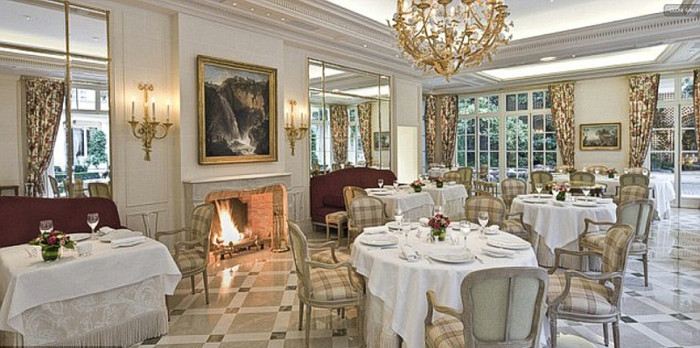 Một phòng ăn khác, có lò sưởi.