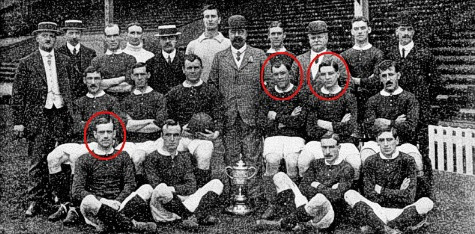 Sandy Turnbull (hàng 2, thứ 3 từ phải sang), Enoch West (bên cạnh Turnbull) và Arthur Whalley (hàng đầu bên trái) trong đội hình Liverpool. Sandy Turnbull (hàng 2, thứ 3 từ phải sang), Enoch West (bên cạnh Turnbull) và Arthur Whalley (hàng đầu bên trái) trong đội hình Liverpool.