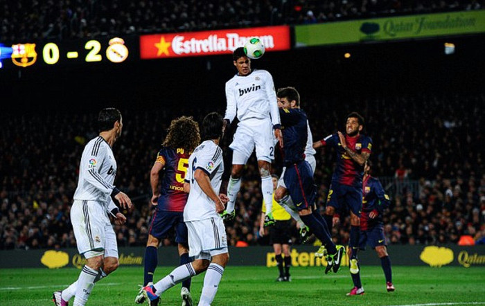 Phút 68, Raphael Varane bật rất cao để đánh đầu tung lưới Barcelona giống như trận lượt đi. Phút 68, Raphael Varane bật rất cao để đánh đầu tung lưới Barcelona giống như trận lượt đi.