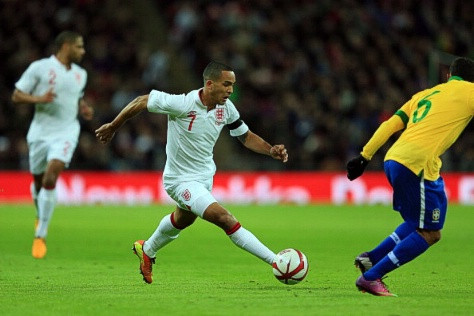 Theo Walcott là một trong 3 cầu thủ Arsenal bị đau sau loạt giao hữu quốc tế Theo Walcott là một trong 3 cầu thủ Arsenal bị đau sau loạt giao hữu quốc tế