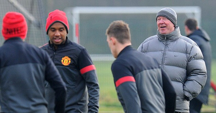 Sir Alex Ferguson luôn làm không khí sân tập vui vẻ bằng những câu đùa hài hước. Sir Alex Ferguson luôn làm không khí sân tập vui vẻ bằng những câu đùa hài hước.