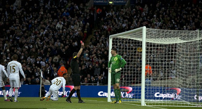 Tình thế tệ hơn cho Bradford khi thủ môn Matt Duke buộc phải phạm lỗi với Dyer trong vòng cấm Tình thế tệ hơn cho Bradford khi thủ môn Matt Duke buộc phải phạm lỗi với Dyer trong vòng cấm