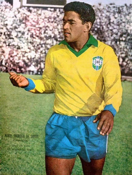 Garrincha (Brazil): Rất khó để một cầu thủ có thể dắt bóng với một chân ngắn hơn chân bên kia, bởi cơn đau phải hứng chịu là rất dai dẳng. Nhưng vì một lý do nào đó mà Garrincha đã chơi bóng như vậy và thành công vượt bậc mà chức vô địch World Cup 1962 là ví dụ. Ngay ở tuổi 18 và có buổi thử việc đầu tiên ở Botafogo, Garrincha đã xâu kim trung vệ tuyển thủ Nilton Santos, khiến Nilton yêu cầu Botafogo phải ký ngay với Garrincha. Garrincha (Brazil): Rất khó để một cầu thủ có thể dắt bóng với một chân ngắn hơn chân bên kia, bởi cơn đau phải hứng chịu là rất dai dẳng. Nhưng vì một lý do nào đó mà Garrincha đã chơi bóng như vậy và thành công vượt bậc mà chức vô địch World Cup 1962 là ví dụ. Ngay ở tuổi 18 và có buổi thử việc đầu tiên ở Botafogo, Garrincha đã xâu kim trung vệ tuyển thủ Nilton Santos, khiến Nilton yêu cầu Botafogo phải ký ngay với Garrincha.