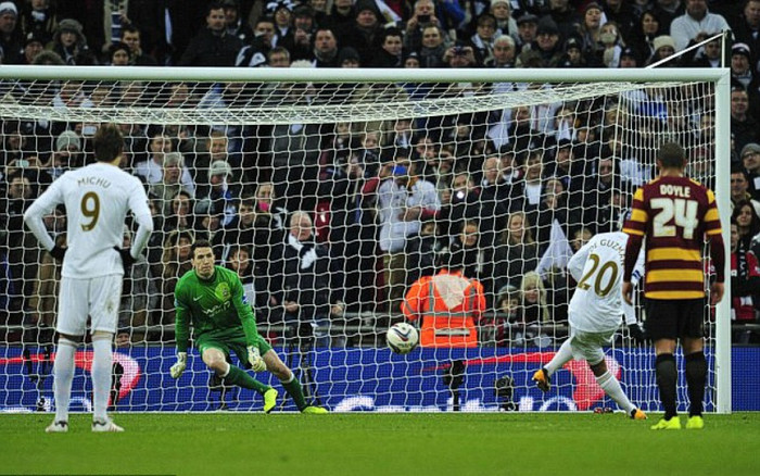 Dyer muốn lập cú hat-trick. Chưa có ai từng lập hat-trick trong một trận chung kết League Cup. Dyer muốn lập cú hat-trick. Chưa có ai từng lập hat-trick trong một trận chung kết League Cup.