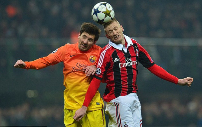 Lối chơi phòng ngự chặt chẽ của AC Milan khiến Barcelona không thể tấn công liên tục. El Shaarawy cũng lui về phòng ngự và tranh bóng rất quyết tâm. Cả trận đội khách chỉ sút 1 lần trúng đích.