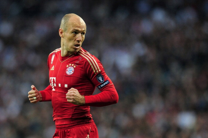 Arjen Robben (Hà Lan): Đôi chân “thủy tinh” của Robben rất mong manh nhưng nó cũng mang lại cho khán giả những pha trình diễn cá nhân vô cùng đẹp mắt. Một trong những động tác quen thuộc của Robben là chạy từ biên xuống và bất ngờ quặt bóng vào giữa bằng chân trái để loại hậu vệ đối phương. Arjen Robben (Hà Lan): Đôi chân “thủy tinh” của Robben rất mong manh nhưng nó cũng mang lại cho khán giả những pha trình diễn cá nhân vô cùng đẹp mắt. Một trong những động tác quen thuộc của Robben là chạy từ biên xuống và bất ngờ quặt bóng vào giữa bằng chân trái để loại hậu vệ đối phương.