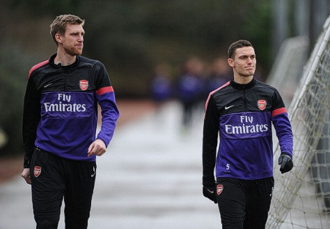 Cặp trung vệ là điểm yếu lớn nhất của Arsenal lúc này Cặp trung vệ là điểm yếu lớn nhất của Arsenal lúc này