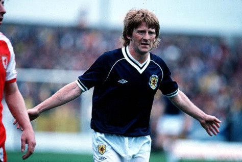 Gordon Strachan trải qua một giai đoạn khó khăn ở Dundee khi luôn là mục tiêu của các hậu vệ đối phương.