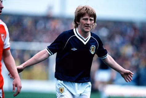 Gordon Strachan trải qua một giai đoạn khó khăn ở Dundee khi luôn là mục tiêu của các hậu vệ đối phương. Gordon Strachan trải qua một giai đoạn khó khăn ở Dundee khi luôn là mục tiêu của các hậu vệ đối phương.