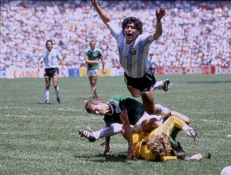 Diego Maradona đã bị kèm chặt trong suốt sự nghiệp thi đấu của mình, đặc biệt trong những trận đấu lớn. Diego Maradona đã bị kèm chặt trong suốt sự nghiệp thi đấu của mình, đặc biệt trong những trận đấu lớn.
