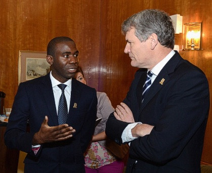 David Gill (phải) cùng đại diện của Arsenal, Liverpool và Tottenham đã đòi Premier League phải áp dụng luật tài chính Công bằng. David Gill (phải) cùng đại diện của Arsenal, Liverpool và Tottenham đã đòi Premier League phải áp dụng luật tài chính Công bằng.