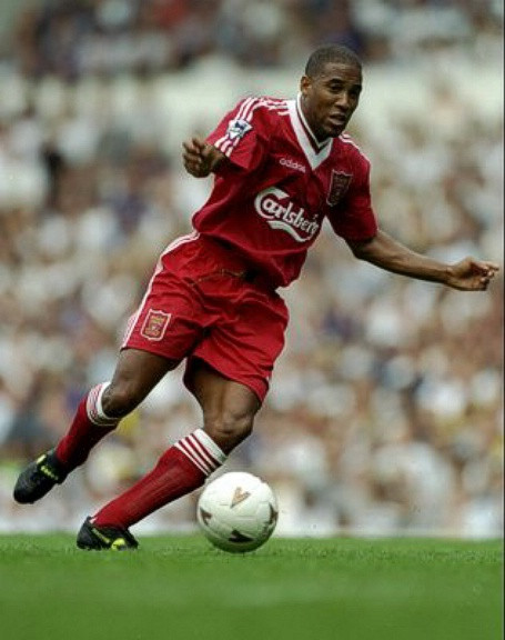 Tiền vệ trung tâm: John Barnes (ảnh) và Jamie Redknapp. Barnes có lẽ là một trong những cầu thủ xuất sắc nhất từng bước lên thảm cỏ Anfield. Từ một chấn thương khiến tốc độ suy giảm, Barnes chuyển từ đá cánh sang tiền vệ trung tâm và nhờ vậy Barnes có dịp thể hiện khả năng chuyền bóng tuyệt vời ít ai có được. Một người khác, Jamie Redknapp, cũng bị chấn thương hành hạ nhưng anh vẫn chơi tới hơn 300 trận cho Liverpool từ mùa giải 1992/93 trở đi. Tiền vệ trung tâm: John Barnes (ảnh) và Jamie Redknapp. Barnes có lẽ là một trong những cầu thủ xuất sắc nhất từng bước lên thảm cỏ Anfield. Từ một chấn thương khiến tốc độ suy giảm, Barnes chuyển từ đá cánh sang tiền vệ trung tâm và nhờ vậy Barnes có dịp thể hiện khả năng chuyền bóng tuyệt vời ít ai có được. Một người khác, Jamie Redknapp, cũng bị chấn thương hành hạ nhưng anh vẫn chơi tới hơn 300 trận cho Liverpool từ mùa giải 1992/93 trở đi.