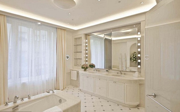 Phòng tắm lớn mang phong cách spa.