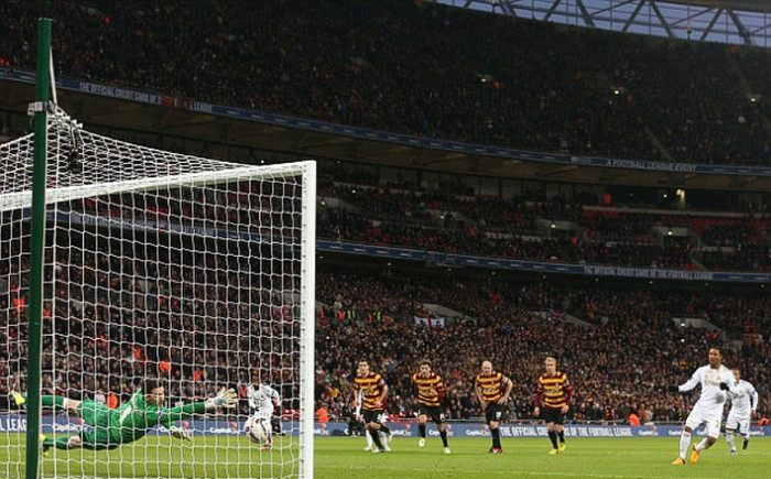 De Guzman thắng cuộc cãi nhau, và anh đánh bại thủ môn thay thế MacLaughlan trên chấm 11m De Guzman thắng cuộc cãi nhau, và anh đánh bại thủ môn thay thế MacLaughlan trên chấm 11m