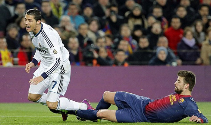Phút 13, Pique đốn ngã Ronaldo trong vòng cấm và Real hưởng quả penalty. Phút 13, Pique đốn ngã Ronaldo trong vòng cấm và Real hưởng quả penalty.