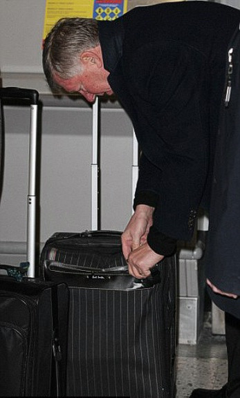 Sir Alex chuẩn bị đáp chuyến bay ở sân bay Manchester. Sir Alex chuẩn bị đáp chuyến bay ở sân bay Manchester.