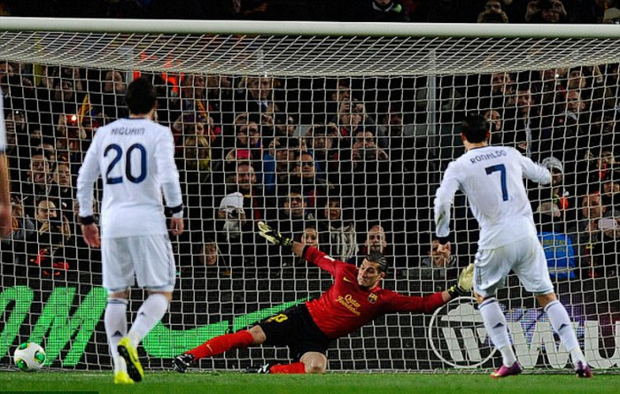 Ronaldo lạnh lùng đánh lừa Pinto trên chấm 11. Ronaldo lạnh lùng đánh lừa Pinto trên chấm 11.
