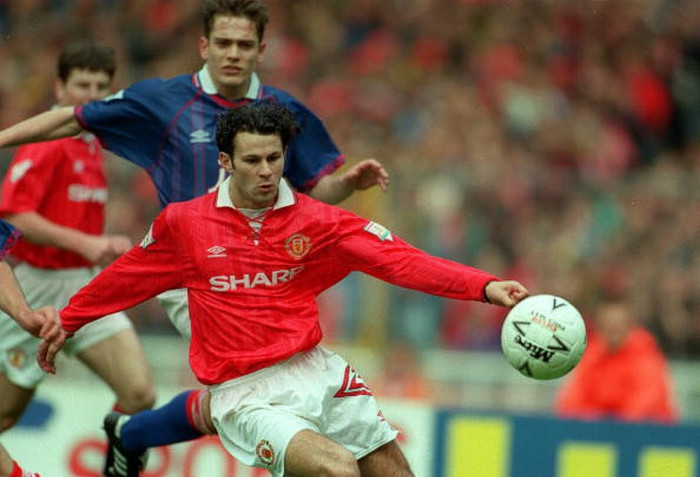 Ryan Giggs (xứ Wales): Đây là lý do vì sao hàng triệu cô gái dán poster lên tường phòng ngủ của mình từ trước khi các boyband ca nhạc và cá nhân David Beckham xuất hiện. Ryan Giggs (xứ Wales): Đây là lý do vì sao hàng triệu cô gái dán poster lên tường phòng ngủ của mình từ trước khi các boyband ca nhạc và cá nhân David Beckham xuất hiện.