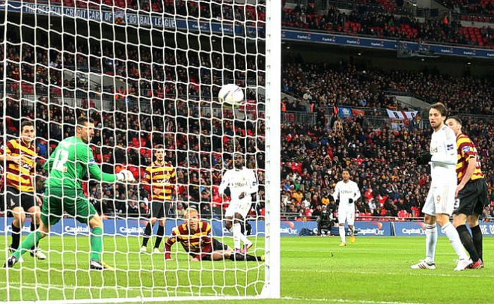 Ngay sau giờ giải lao, Nathan Dyer lại ghi thêm bàn nữa để Swansea dẫn 3-0 Ngay sau giờ giải lao, Nathan Dyer lại ghi thêm bàn nữa để Swansea dẫn 3-0