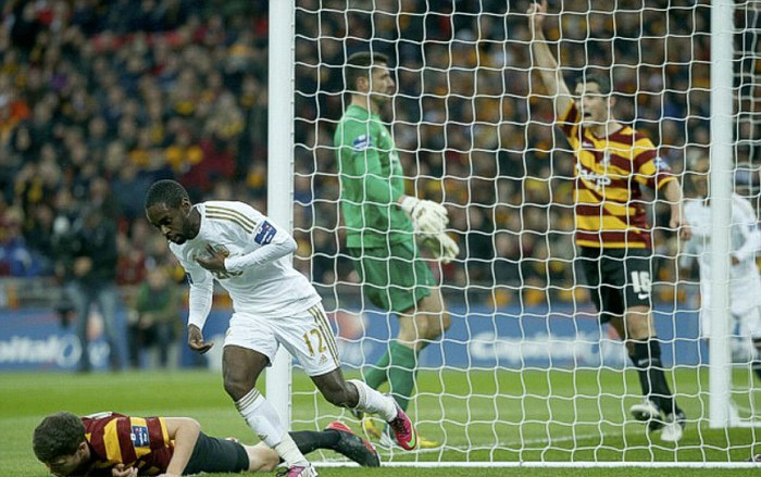 Bàn thắng đến sau khi thủ môn Matt Duke đấm một cú sút của Michu Bàn thắng đến sau khi thủ môn Matt Duke đấm một cú sút của Michu