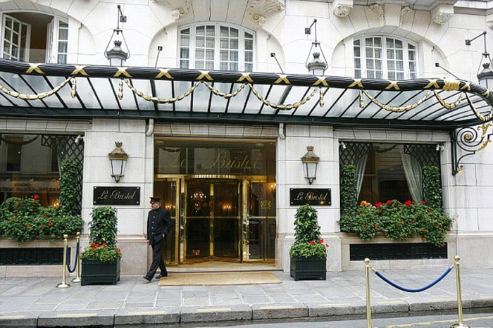 Đó là một khách sạn cực kỳ sang trọng ở trung tâm Paris có tên Le Bristol, một khách sạn 5 sao mà mỗi đêm có giá thuê phòng 14.500 bảng.