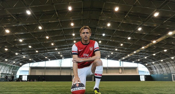 Trong cùng ngày Arsene Wenger cho báo chí biết Kieran Gibbs sẽ phải nghỉ thi đấu 6 tuần, Arsenal cũng cho ra mắt Nacho Monreal trong chiếc áo truyền thống của Pháo thủ. Trong cùng ngày Arsene Wenger cho báo chí biết Kieran Gibbs sẽ phải nghỉ thi đấu 6 tuần, Arsenal cũng cho ra mắt Nacho Monreal trong chiếc áo truyền thống của Pháo thủ.