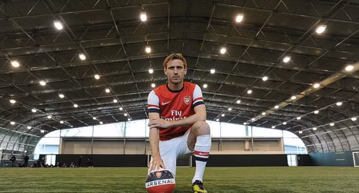 Trong cùng ngày Arsene Wenger cho báo chí biết Kieran Gibbs sẽ phải nghỉ thi đấu 6 tuần, Arsenal cũng cho ra mắt Nacho Monreal trong chiếc áo truyền thống của Pháo thủ.