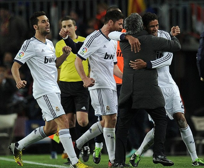 Varane vội chạy ra ăn mừng với Jose Mourinho. Varane vội chạy ra ăn mừng với Jose Mourinho.