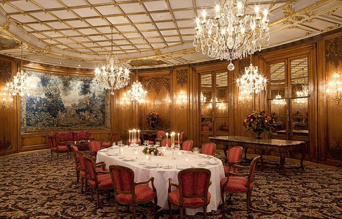 Một trong những phòng ăn tối trong khách sạn, với chúc đài treo làm bằng thủy tinh và những tác phẩm nghệ thuật treo trên tường.