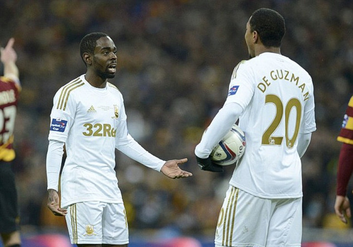 Đúng lúc này, Dyer và Jonathan De Guzman cãi nhau về việc ai sẽ đá penalty Đúng lúc này, Dyer và Jonathan De Guzman cãi nhau về việc ai sẽ đá penalty