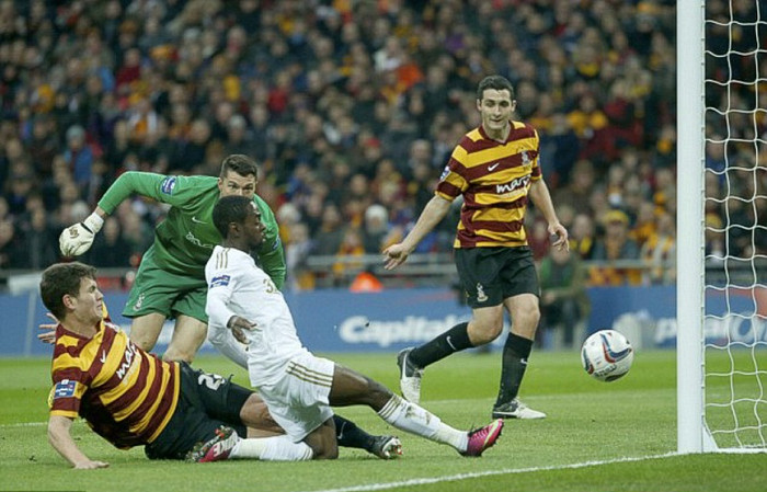 Nathan Dyer bay người đệm bóng cận thành để mở tỷ số phút 16 cho Swansea Nathan Dyer bay người đệm bóng cận thành để mở tỷ số phút 16 cho Swansea