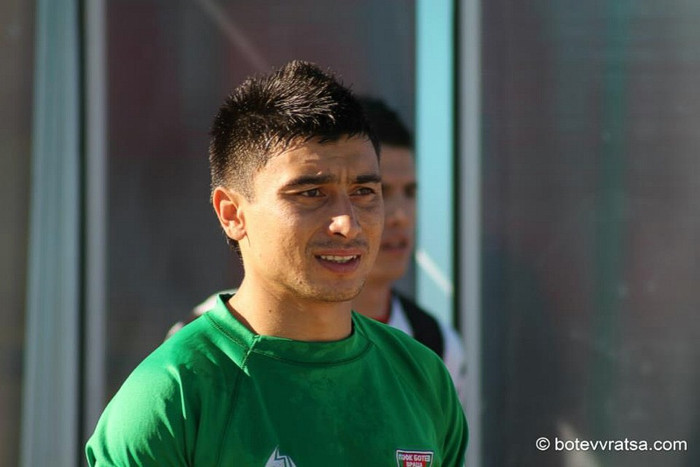1. Ruslan Tiến Quang (CLB Botev Vratsa của Bulgaria): Hậu vệ 27 tuổi này (1985) sinh ra tại Bulgaria nhưng lại có cha là người Việt Nam. Ruslan Tiến Quang (Ruslan Tien Kuang) bắt đầu chơi bóng chuyên nghiệp từ năm 2004 cho CLB Bdin Vidin. Năm 2010, anh chuyển sang chơi cho đội bóng nổi tiếng hơn Botev Vratsa và là sự lựa chọn số một của CLB này ở vị trí hậu vệ phải. Botev Vratsa hiện đang chơi ở giải đấu số một của Bulgaria (A Group). Ruslan chưa từng thi đấu cho ĐTQG Bulgaria và anh có thể hoàn toàn đủ điều kiện xin nhập quốc tịch Việt Nam. Nếu thuyết phục được Ruslan trở về khoác áo đội bóng quê hương, anh sẽ là một sự bổ sung chất lượng cho hàng thủ của ĐTQG Việt Nam. 1. Ruslan Tiến Quang (CLB Botev Vratsa của Bulgaria): Hậu vệ 27 tuổi này (1985) sinh ra tại Bulgaria nhưng lại có cha là người Việt Nam. Ruslan Tiến Quang (Ruslan Tien Kuang) bắt đầu chơi bóng chuyên nghiệp từ năm 2004 cho CLB Bdin Vidin. Năm 2010, anh chuyển sang chơi cho đội bóng nổi tiếng hơn Botev Vratsa và là sự lựa chọn số một của CLB này ở vị trí hậu vệ phải. Botev Vratsa hiện đang chơi ở giải đấu số một của Bulgaria (A Group). Ruslan chưa từng thi đấu cho ĐTQG Bulgaria và anh có thể hoàn toàn đủ điều kiện xin nhập quốc tịch Việt Nam. Nếu thuyết phục được Ruslan trở về khoác áo đội bóng quê hương, anh sẽ là một sự bổ sung chất lượng cho hàng thủ của ĐTQG Việt Nam.