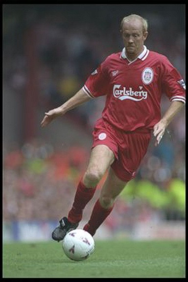 Trung vệ: Mark Wright (ảnh) & Jamie Carragher. Phần lớn thập kỷ 90 Carragher không đá trung vệ, nhưng khi anh đặt chân vào vị trí này, Jamie trở thành một danh thủ. Còn trẻ, đôi lúc khá thô bạo và thiếu kinh nghiệm, nhưng Carragher luôn thể hiện mình là một cầu thủ quyết tâm và chính vì vậy anh đã khiến nhiều tân binh khác phải ngồi dự bị. Còn Mark Wright? Đó chính là thầy của Carragher, bởi với 210 trận từ 1991 tới 1998, anh là chuyên gia không chiến của Liverpool khi đó. Trung vệ: Mark Wright (ảnh) & Jamie Carragher. Phần lớn thập kỷ 90 Carragher không đá trung vệ, nhưng khi anh đặt chân vào vị trí này, Jamie trở thành một danh thủ. Còn trẻ, đôi lúc khá thô bạo và thiếu kinh nghiệm, nhưng Carragher luôn thể hiện mình là một cầu thủ quyết tâm và chính vì vậy anh đã khiến nhiều tân binh khác phải ngồi dự bị. Còn Mark Wright? Đó chính là thầy của Carragher, bởi với 210 trận từ 1991 tới 1998, anh là chuyên gia không chiến của Liverpool khi đó.