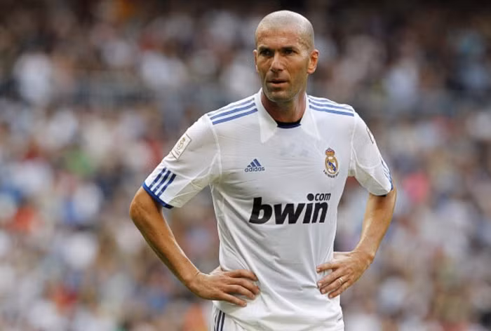 Zinedine Zidane (Pháp): Chỉ riêng cú Marseille Roulette (xoay 360 độ) cũng đủ để chúng ta há hốc mồm, và Zidane khi mới khởi nghiệp còn bị chê là một cầu thủ có kỹ thuật chỉ ở mức trung bình.