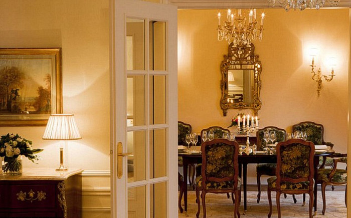 Phòng ăn của mỗi căn buồng có thể phục vụ cho tối đa 12 người.