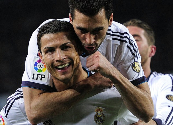 Lợi thế bàn thắng sân khách của Barca giờ chuyển sang cho Real, và Ronaldo lại có một cú đúp trong các trận El Clasico. Lợi thế bàn thắng sân khách của Barca giờ chuyển sang cho Real, và Ronaldo lại có một cú đúp trong các trận El Clasico.
