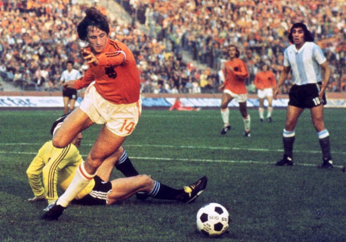 Johan Cruyff (Hà Lan): Đây là lý do vì sao học viện bóng đá của Ajax nên được coi là học viên bóng đá vĩ đại nhất trong lịch sử. Cứ hỏi Barcelona, và nếu cần hỏi thêm, hãy hỏi hàng phòng ngự Thụy Điển. Johan Cruyff (Hà Lan): Đây là lý do vì sao học viện bóng đá của Ajax nên được coi là học viên bóng đá vĩ đại nhất trong lịch sử. Cứ hỏi Barcelona, và nếu cần hỏi thêm, hãy hỏi hàng phòng ngự Thụy Điển.
