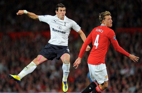 Phil Jones theo chặt Gareth Bale trong trận đấu hồi tháng 1. Phil Jones theo chặt Gareth Bale trong trận đấu hồi tháng 1.