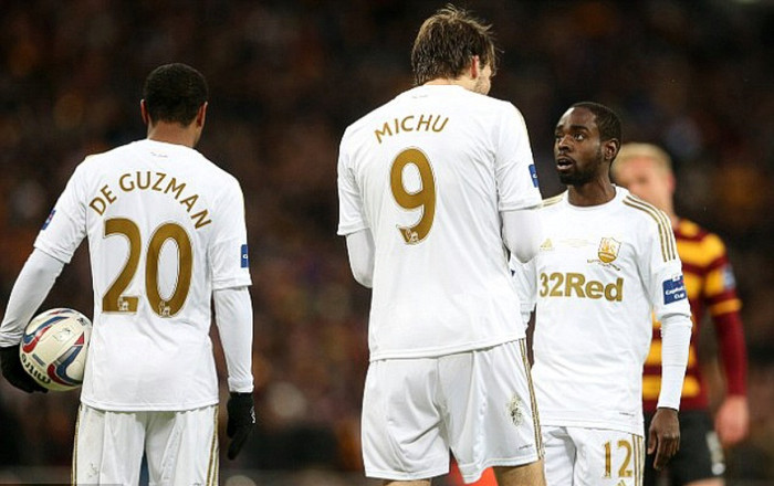 Matt Duke nhận thẻ đỏ rời sân một cách có phần oan uổng Matt Duke nhận thẻ đỏ rời sân một cách có phần oan uổng