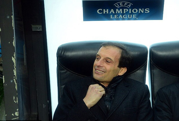 Massimiliano Allegri thoải mái ngồi chờ trận đấu bắt đầu. Ông đã dự trù mọi kế hoạch cho Barcelona.