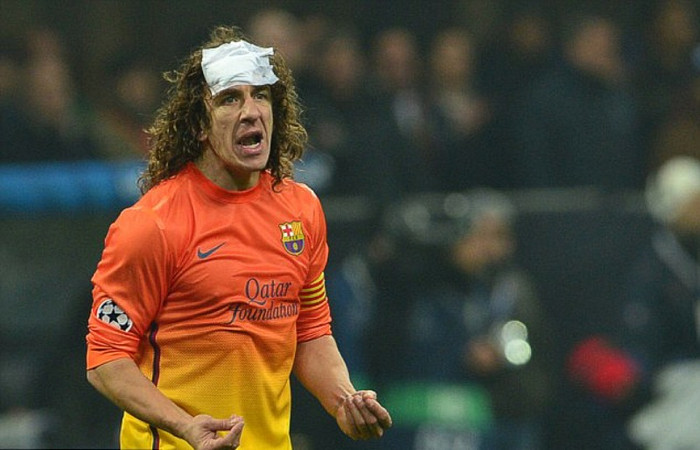 Carles Puyol bị thương sau một pha va đầu vào Pazzini.