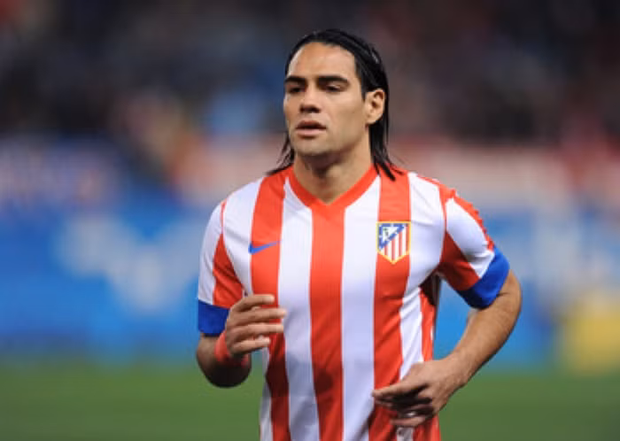 1. Radamel Falcao (Atletico Madrid, giá trị chuyển nhượng – 53 triệu bảng): Falcao đang là cầu thủ được săn lùng nhất châu Âu bất chấp hợp đồng còn tới tận 2016 mới hết hạn. Tài săn bàn của anh là không thể phủ nhận, và với việc Fernando Torres chật vật còn Demba Ba là một dấu hỏi, Chelsea có thể tiếp cận Falcao trong 4 tháng nữa. Dù Falcao có giá khá lớn nhưng việc mua anh không quá khó vì quyền sở hữu Falcao cũng còn thuộc bên thứ 3 giống như nhiều cầu thủ Nam Mỹ khác. Tuy nhiên, El Tigre sẽ đến London nếu Atletico Madrid không có khả năng cạnh tranh danh hiệu, và Demba Ba không tỏa sáng cho Chelsea.