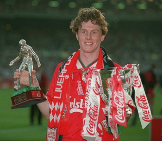 Tiền vệ cánh: Steve McManaman (phải, ảnh) & Patrik Berger (trái). McManaman là một trong những danh thủ người Anh xuất sắc nhất của thập kỷ. Anh có thể đá cả tiền vệ trung tâm, cả tiền đạo và tất nhiên là chạy cánh. McManaman đến bây giờ vẫn đang giữ kỷ lục về số cú kiến tạo trong một mùa giải, và chưa rõ ai có thể phá vỡ kỷ lục đó. Ở cánh đối diện, Berger bắt đầu với vai trò tiền đạo rồi đá hộ công trước khi chuyển sang cánh. Một tay thiện xạ ở ngoài vòng cấm, Berger rất nhiều lần cứu Liverpool với những cú sút xa, điều mà sau này Steven Gerrard đã làm. Tiền vệ cánh: Steve McManaman (phải, ảnh) & Patrik Berger (trái). McManaman là một trong những danh thủ người Anh xuất sắc nhất của thập kỷ. Anh có thể đá cả tiền vệ trung tâm, cả tiền đạo và tất nhiên là chạy cánh. McManaman đến bây giờ vẫn đang giữ kỷ lục về số cú kiến tạo trong một mùa giải, và chưa rõ ai có thể phá vỡ kỷ lục đó. Ở cánh đối diện, Berger bắt đầu với vai trò tiền đạo rồi đá hộ công trước khi chuyển sang cánh. Một tay thiện xạ ở ngoài vòng cấm, Berger rất nhiều lần cứu Liverpool với những cú sút xa, điều mà sau này Steven Gerrard đã làm.