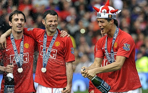 Neville, Giggs và Ronaldo trong mùa vô địch Premier League 2007/08. Neville, Giggs và Ronaldo trong mùa vô địch Premier League 2007/08.