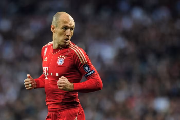 Arjen Robben (Hà Lan): Đôi chân “thủy tinh” của Robben rất mong manh nhưng nó cũng mang lại cho khán giả những pha trình diễn cá nhân vô cùng đẹp mắt. Một trong những động tác quen thuộc của Robben là chạy từ biên xuống và bất ngờ quặt bóng vào giữa bằng chân trái để loại hậu vệ đối phương.