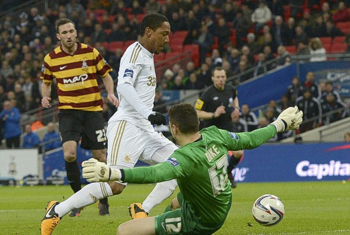 Khoảnh khắc Wayne Routledge nhảy qua Dyer để ăn mừng Khoảnh khắc Wayne Routledge nhảy qua Dyer để ăn mừng