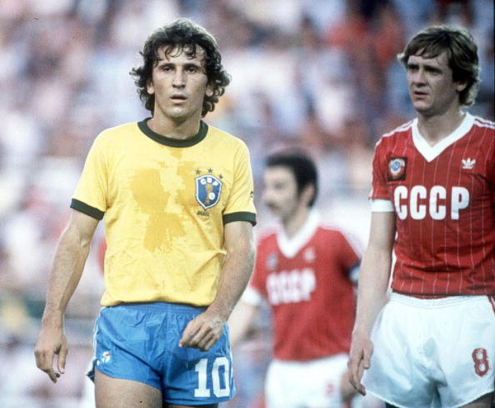 Zico (Brazil): Sút cả hai chân, đánh đầu tốt, chọn vị trí giỏi, chuyền cực chính xác, có những cú đá phạt chết người và tất nhiên, kỹ thuật rê dắt không ai bằng trong kỷ nguyên của ông. Zico (Brazil): Sút cả hai chân, đánh đầu tốt, chọn vị trí giỏi, chuyền cực chính xác, có những cú đá phạt chết người và tất nhiên, kỹ thuật rê dắt không ai bằng trong kỷ nguyên của ông.