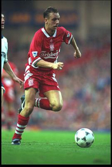 Hậu vệ biên: Rob Jones (phải, ảnh) & Steve Nicol (trái). Jones đến Anfield từ Crewe và, nếu bạn muốn biết, anh chính là người khiến Ryan Giggs câm tịt trong ngày ra mắt Manchester United. Là một hậu vệ có khả năng tấn công rất tốt, sự nghiệp của Jones bị chấn thương làm hại. Trong khi đó, Nicol đã là một cựu binh của Liverpool và kết thúc sự nghiệp sau mùa 1994/95, và anh được đánh giá là một trong những hậu vệ biên có phong thái khá lạnh lùng nhưng rất bình tĩnh khi thi đấu. Hậu vệ biên: Rob Jones (phải, ảnh) & Steve Nicol (trái). Jones đến Anfield từ Crewe và, nếu bạn muốn biết, anh chính là người khiến Ryan Giggs câm tịt trong ngày ra mắt Manchester United. Là một hậu vệ có khả năng tấn công rất tốt, sự nghiệp của Jones bị chấn thương làm hại. Trong khi đó, Nicol đã là một cựu binh của Liverpool và kết thúc sự nghiệp sau mùa 1994/95, và anh được đánh giá là một trong những hậu vệ biên có phong thái khá lạnh lùng nhưng rất bình tĩnh khi thi đấu.
